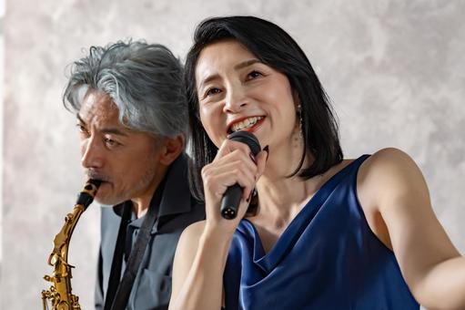 男女がサックス演奏とボーカルをしている デュオ,サックス,サクソフォンの写真素材