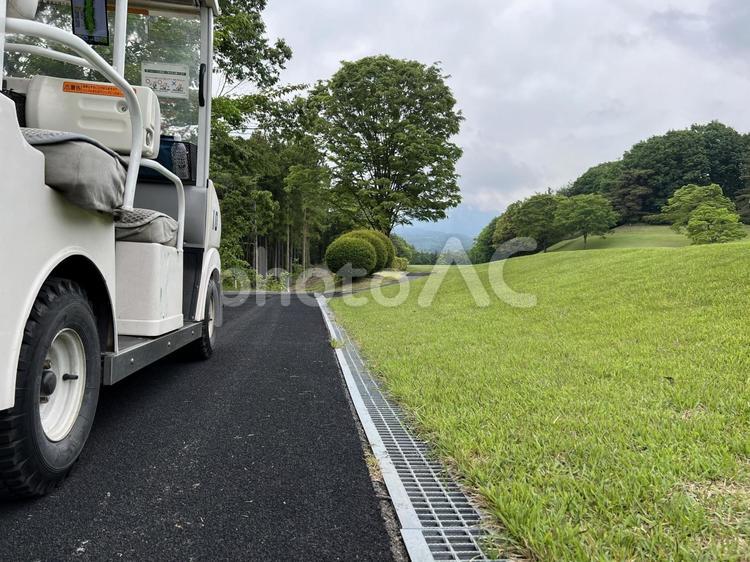 ゴルフカートとコース内の舗装道路 ゴルフ,ゴルフ場,コースの写真素材