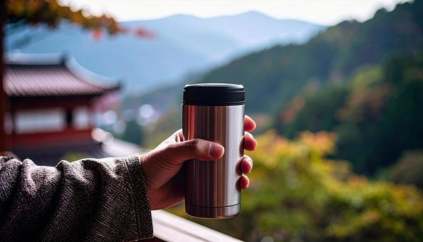 タンブラーを持つ女性の手の写真