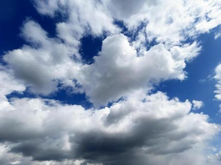 雲の多い空模様 雲の多い空模様の写真