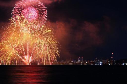 鮮やかな湖上打ち上げ花火/松江水郷祭 鮮やかな湖上打ち上げ花火/松江水郷祭の写真