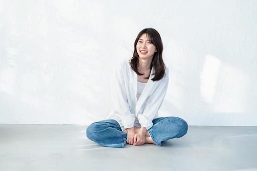 部屋でくつろぐ女性 女性,笑顔,リラックスの写真素材