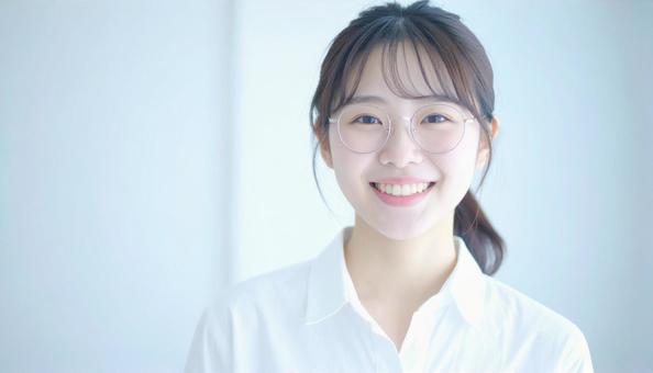 清潔感のあるカメラ目線の女性 清潔感のあるカメラ目線の女性の写真