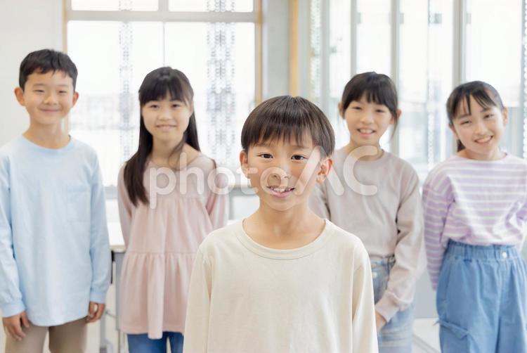 小学生　仲良し　仲間　 小学生,塾,女性の写真素材