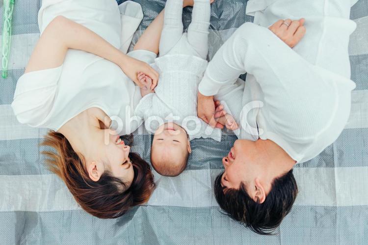 レジャーシートの上で寝る親子 親子,レジャーシート,赤ちゃんの写真素材