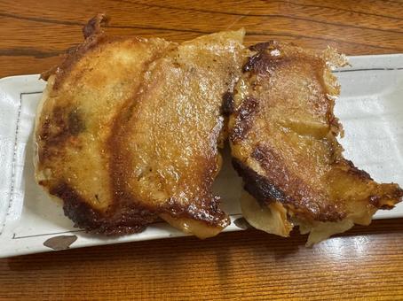 ジャンボ餃子 焼き餃子,餃子,ジャンボ餃子の写真素材