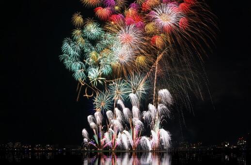 カラフルな湖上打ち上げ花火/松江水郷祭 花火,打ち上げ花火,湖上花火の写真素材
