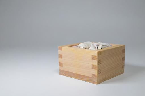白い背景の升に入った貝殻 貝殻,升,木箱の写真素材