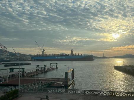 呉の夕焼け。造船所を望む。 呉の夕焼け。造船所を望む。 呉市,広島,造船所の写真素材