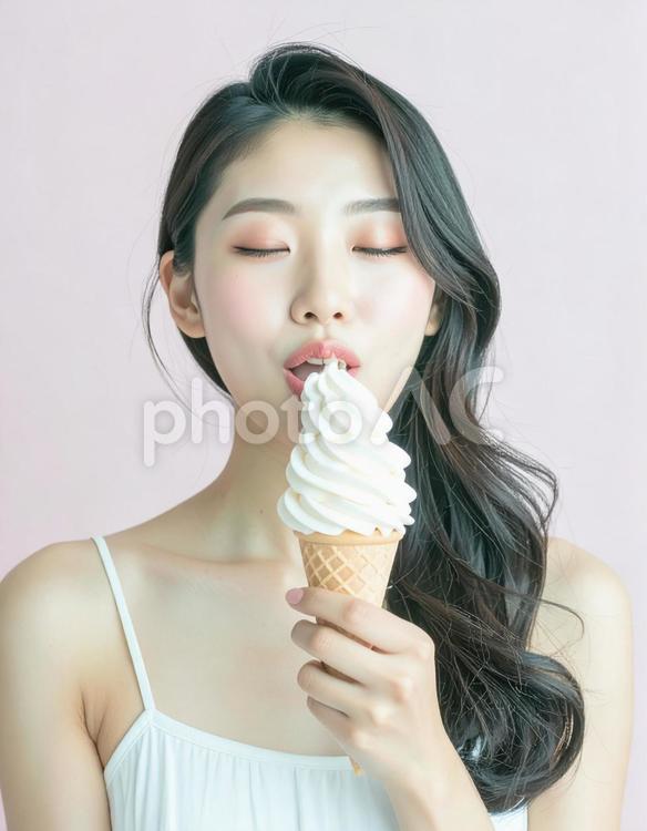 ソフトクリームと女性 女性,ソフトクリーム,スイーツの写真素材