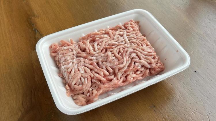 豚ひき肉（斜俯瞰、ヨコ、左から） ひき肉,ミンチ,豚肉の写真素材