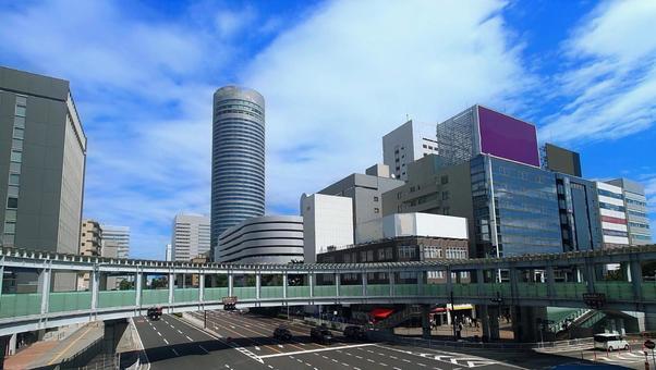 新横浜駅 円形ペデストリアンデッキとビル 新横浜駅 円形ペデストリアンデッキとビルの写真