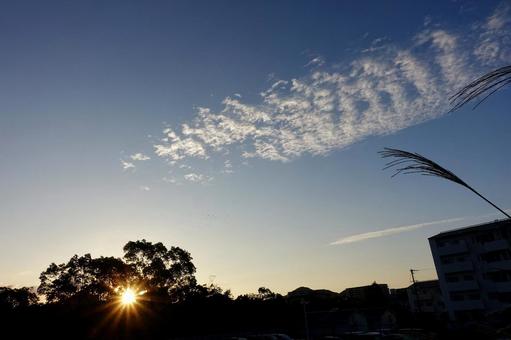 住宅街の夜明け~秋~333 住宅街の夜明け~秋~333 朝日,日の出,早朝の写真素材