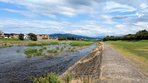 金沢を流れる犀川の河川敷 金沢を流れる犀川の河川敷 犀川,金沢,緑地の写真素材