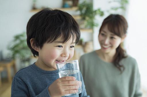 グラスの水を飲む男の子-5 グラスの水を飲む男の子-5の写真