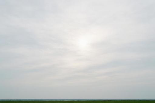 薄曇りの空に光がにじむ空模様 薄曇りの空に光がにじむ空模様の写真