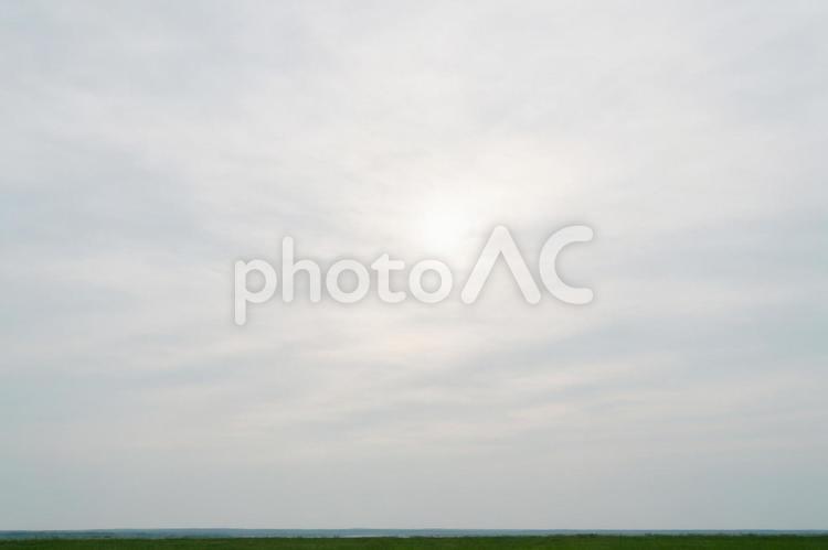 薄曇りの空に光がにじむ空模様 空,薄曇り,光の写真素材