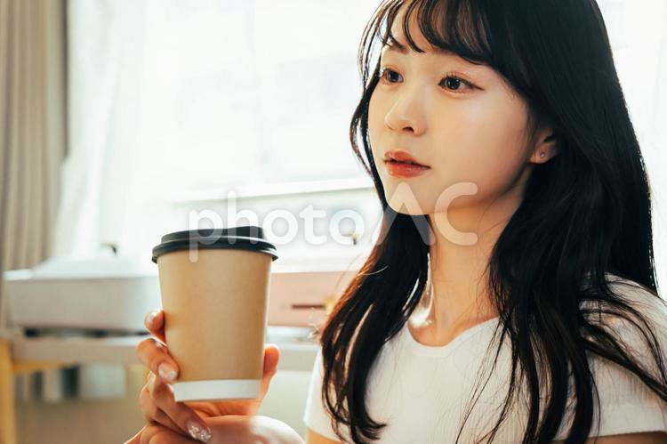 女性　ライフスタイル　ハイコントラスト 女性,ライフスタイル,コーヒーの写真素材