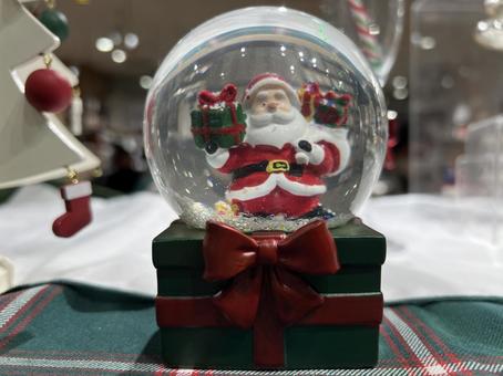 クリスマスの飾り、サンタのスノードーム サンタクロース,スノードーム,クリスマスの写真素材