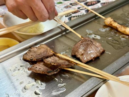 居酒屋で食べる焼き鳥 牛タン 居酒屋で食べる焼き鳥 牛タンの写真