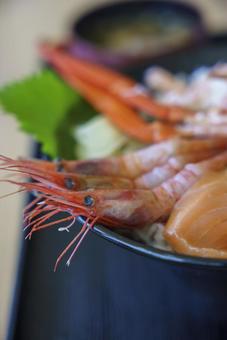 新鮮海老とサーモンの海鮮丼 海鮮丼,丼,海老の写真素材
