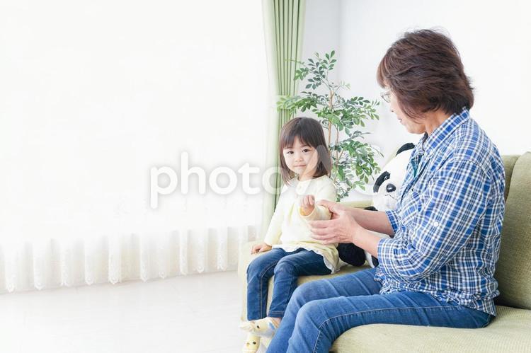 おばあちゃんと遊ぶ子ども おばあさん,保育,孫の写真素材
