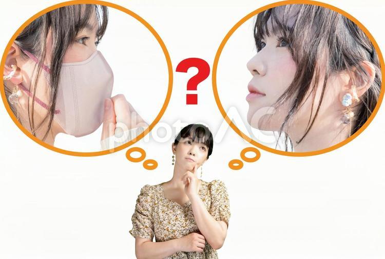 マスクを着けようか悩む女性 女性,マスク,悩むの写真素材