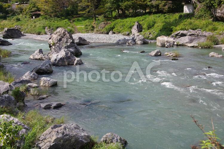 御岳渓谷（沢井周辺）と、川の中で釣りをするおじさん 御岳渓流,渓谷,多摩川の写真素材