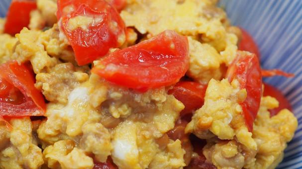 手作り・納豆とミニトマトの卵炒め丼・接写 納豆,ミニトマト,卵炒めの写真素材