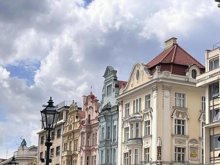 青空に映えるチェコのパステル建築 プルゼニ,チェコ,雲の写真素材