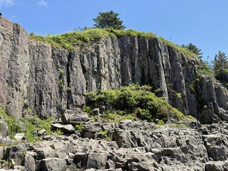 昼間の福井県の東尋坊 昼間の福井県の東尋坊 柱状節理,磯辺,水面の写真素材