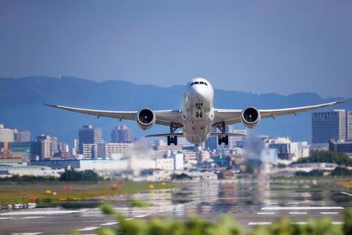 伊丹空港から離陸する飛行機 飛行機,旅客機,航空機の写真素材