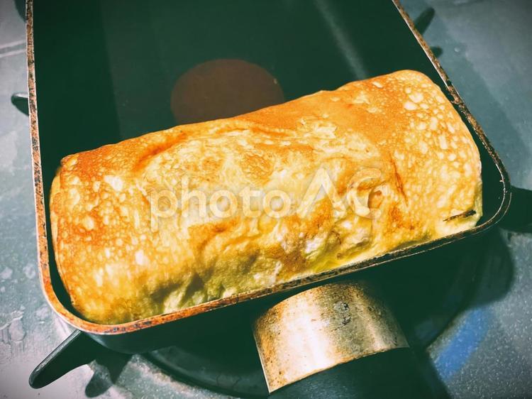 卵焼き（厚焼き卵）を焼いています１３ 卵焼き,厚焼き卵,お家の卵焼きの写真素材