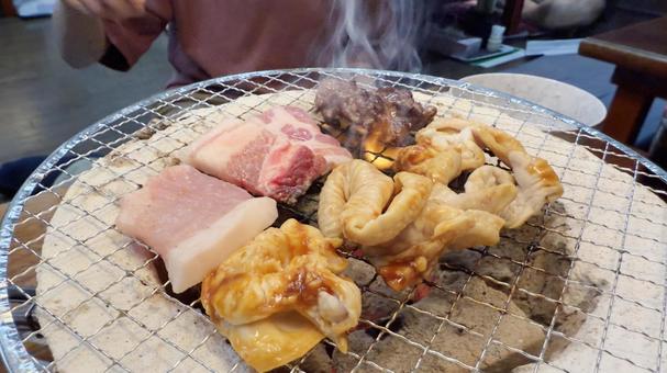 焼肉屋で七輪炭焼き ホルモンと豚バラ 焼肉屋で七輪炭焼き ホルモンと豚バラ 焼肉,カルビ,七輪の写真素材