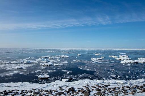 岸を離れていくまばらな流氷群 岸を離れていくまばらな流氷群 流氷,氷塊,氷の写真素材