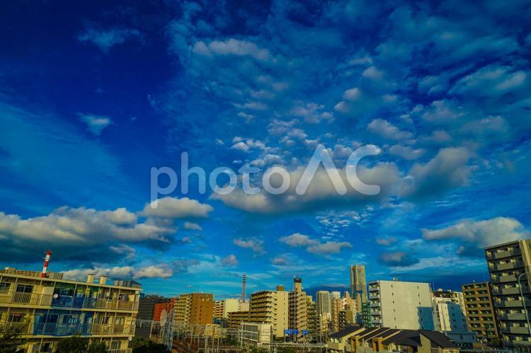 横浜の街並みと秋の空 横浜,ビジネス街,オフィスビルの写真素材