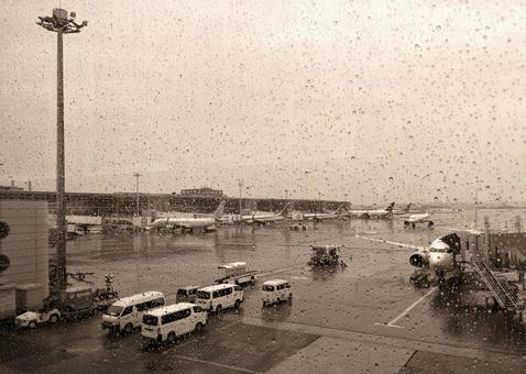 ノスタルジック 雨のエアポート ノスタルジック 雨のエアポート 羽田空港国内線,雨粒,飛行場の写真素材