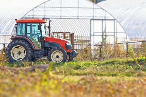トラクターとビニールハウス トラクターとビニールハウス トラクター,農業,農場の写真素材