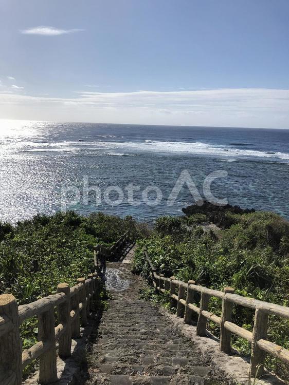 沖縄県宮古島 階段から見える海 海,水域,大洋の写真素材