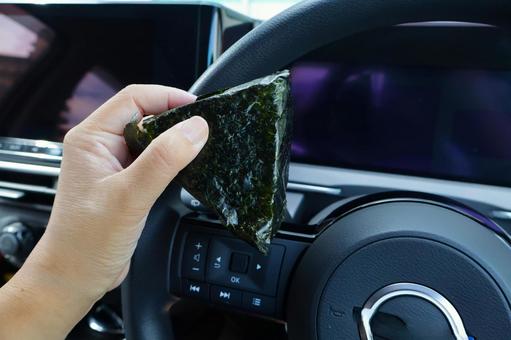車の運転をしながらおにぎりを食べる 車の運転をしながらおにぎりを食べる 運転,食べる,おにぎりの写真素材