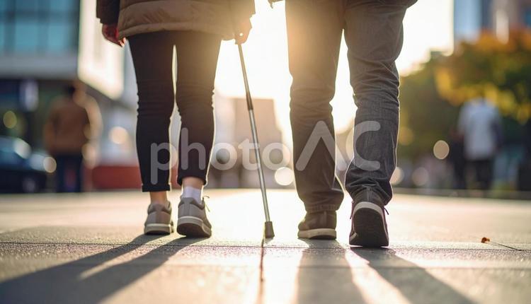 視覚障害者の女性を誘導する男性 誘導,歩く,歩道の写真素材