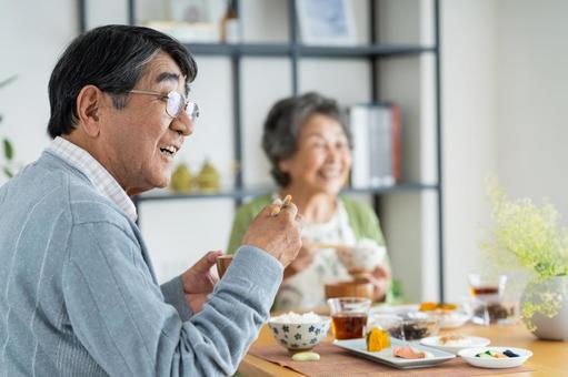 朝食を食べるシニアの夫婦 朝食を食べるシニアの夫婦 食事,食卓,シニアの写真素材