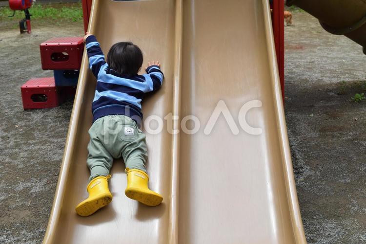 公園の滑り台で遊ぶ幼児　2歳 幼児,子供,男児の写真素材