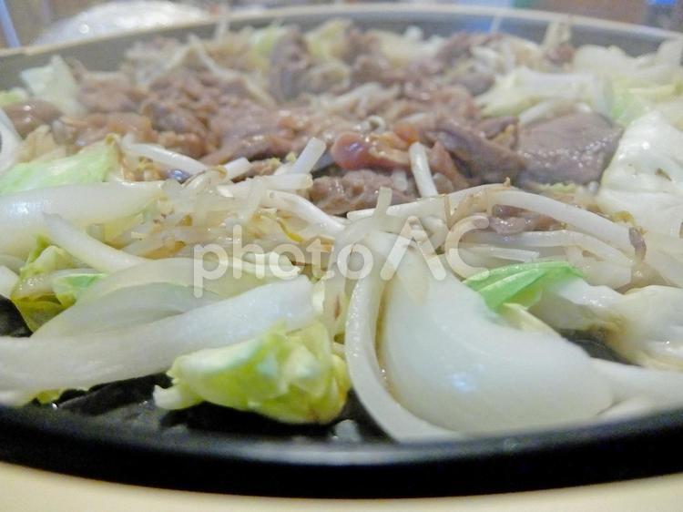 湯気が立ってる美味しそうなジンギスカン鍋 ジンギスカン,鍋,鉄板の写真素材
