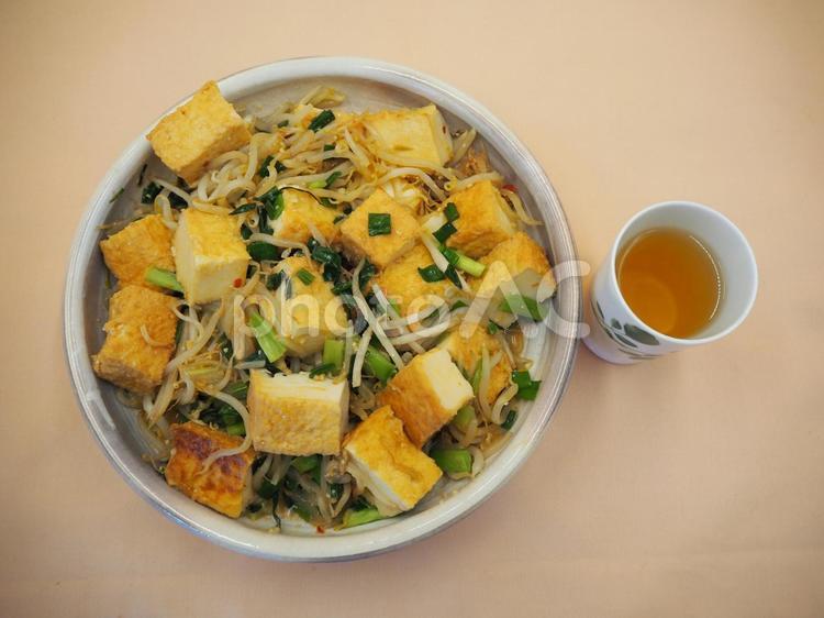 もやしと厚揚げの豆板醤炒め＆お茶・手料理 もやし,厚揚げ,豆板醤の写真素材
