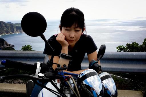 <素材>バイクツーリング中の女性” <素材>バイクツーリング中の女性” 女性,悩む,バイクの写真素材