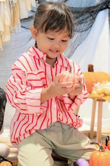 かぼちゃに囲まれる女の子5 かぼちゃに囲まれる女の子5 ハロウィン,halloween,子供の写真素材
