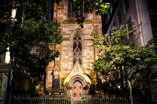 夜の教会とライトアップされた建物 夜の教会とライトアップされた建物 教会,ライトアップ,夜景の写真素材