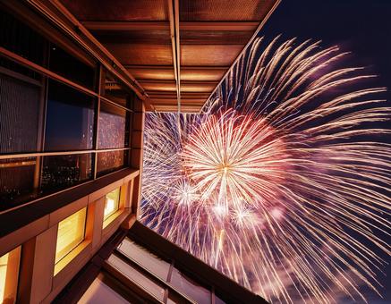 高層ビルの合間の空に打ち上がる花火 高層ビルの合間の空に打ち上がる花火の写真