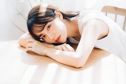 ナチュラルな光のビューティーイメージ 女性,ビューティー,笑顔の写真素材